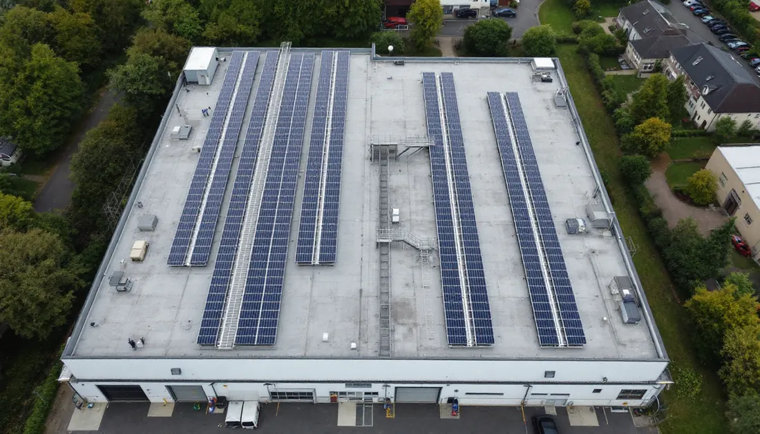 Zonnepanelen op het dak van een bedrijfsgebouw